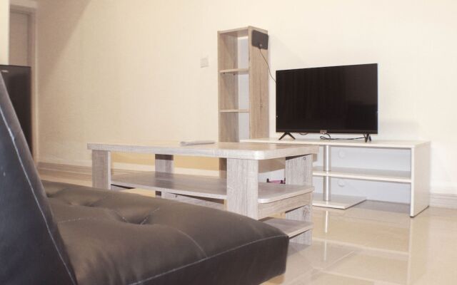 Comfort 1Br With Dining Room At Meikarta Apartment