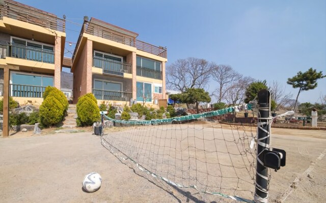 Ganghwa Badatgashimteo Pension