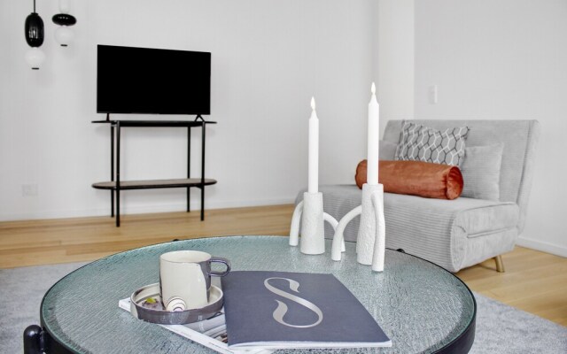 Sanders Regent - Popular 3-bdr Apt With Balcony