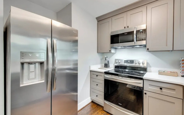 Pet-friendly Home ~ 6 Mi to Downtown Atlanta!