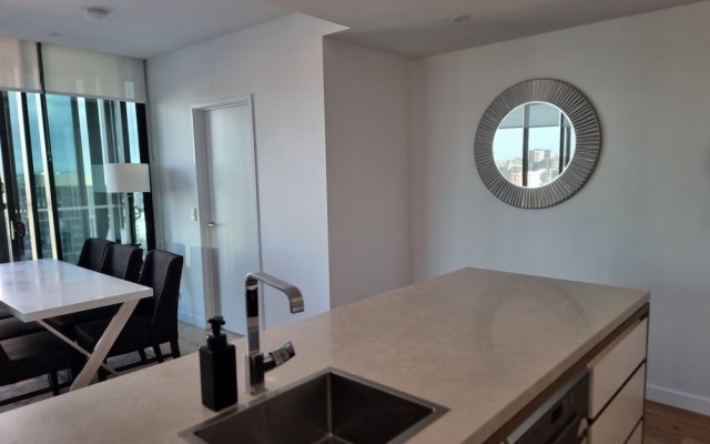 Skyline Apartment in Fortitude Valley – Guest Rooms – Brisbane