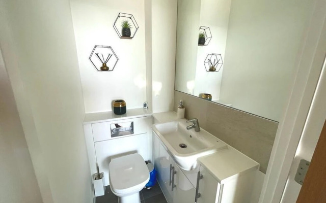 Stylish 1-Bedroom Apt with Stunning London Views