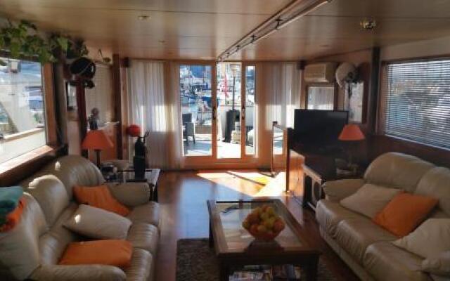 Jasmine Coral Jay Boutique Botel