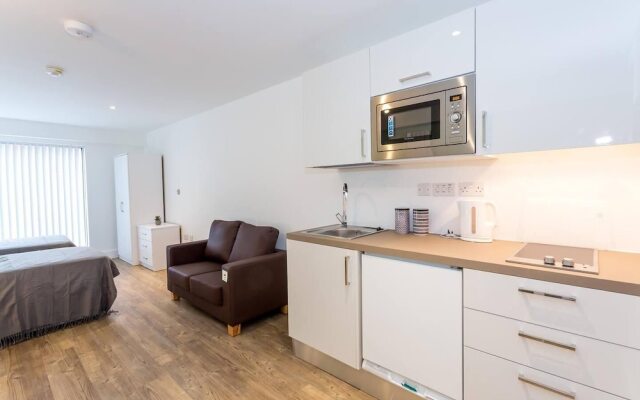 Spacious studio apartment in the heart of Oldham