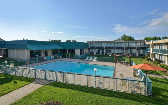 Days Inn by Wyndham Pittsburg KS