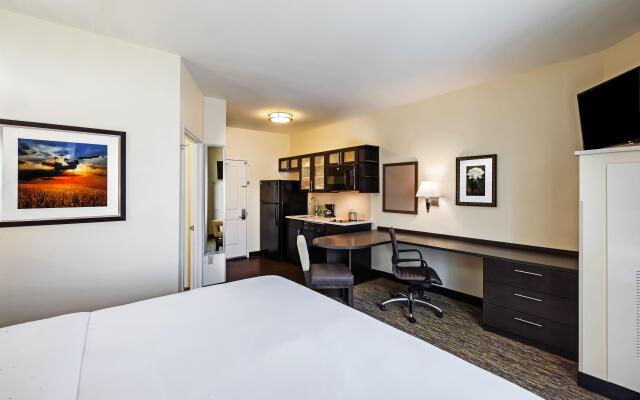 Candlewood Suites Lenexa - Overland Park Area