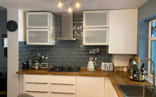 Modern 5 Bedroom Family House - 18 Mins to Station