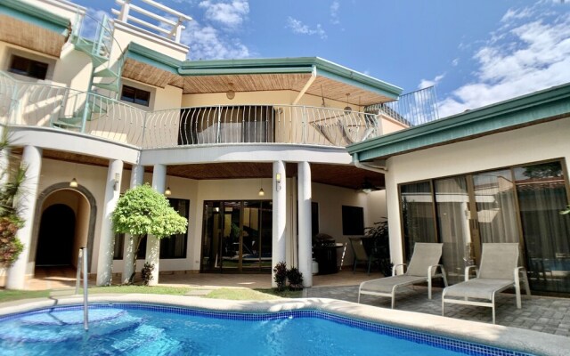 Villa Arenas: Private Pool & Easy Beach Access in Jaco by RedAwning