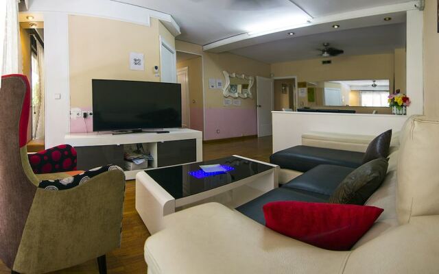 Go Bcn Hostal Ideal Badal - Hostel