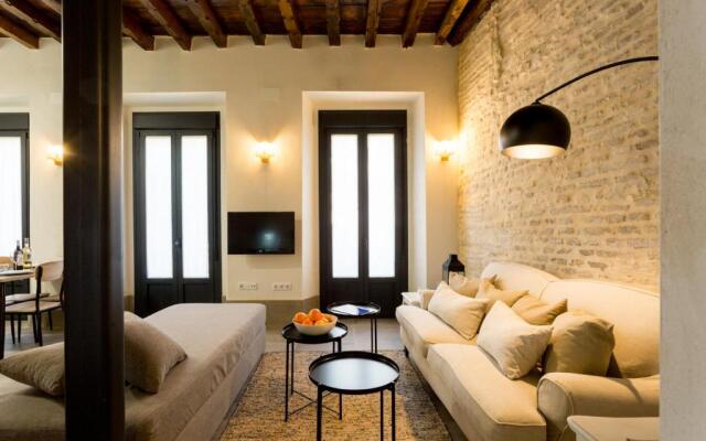 Oak & Sandstone Studio - Space Maison Apartments