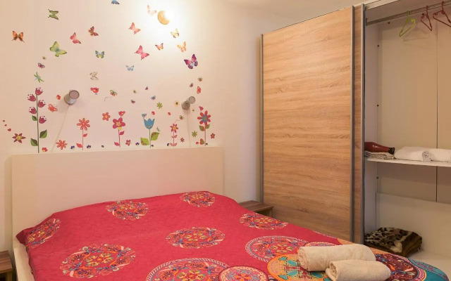 Center Walking Apartment and Room
