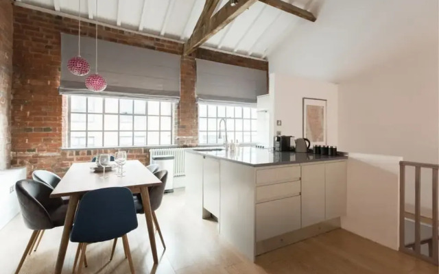 The Warehouse Loft - Trendy Converted Warehouse 3bdr