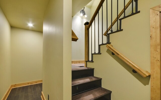 Mossy Brook - 6 Br home by RedAwning