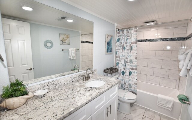 1201 Waters Edge Resort 3 Bedroom Condo by RedAwning
