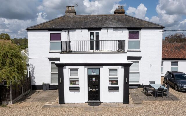 Hare & Barrel Hotel