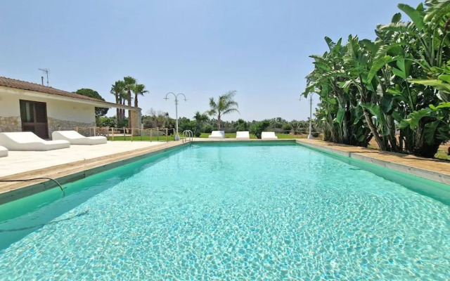 Villa With Swimming Pool Sleeps 8 Three Bedrooms