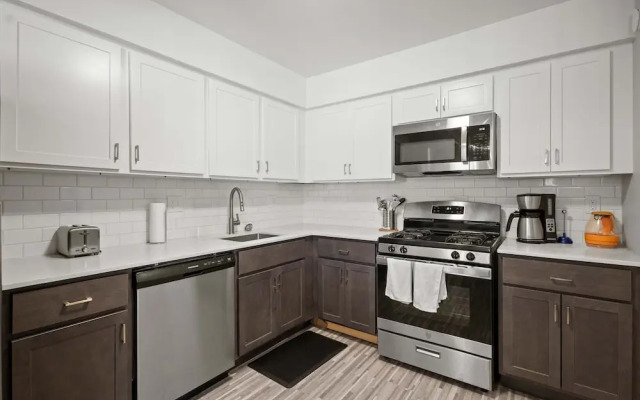 Spacious 2BR 2BA Apartment in the City