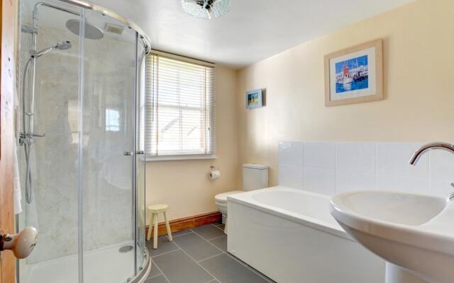 Cozy Holiday Home in Padstow near Beach