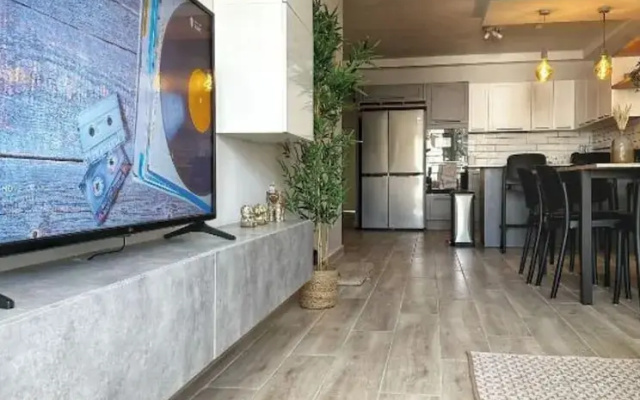 Modern 3BR Apt With Large Balcony
