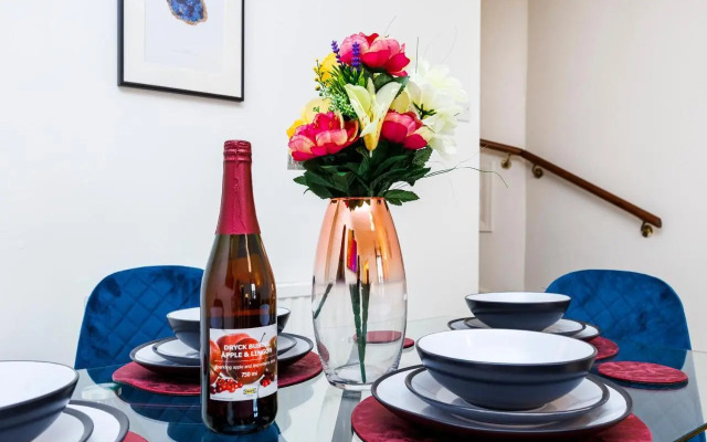 Lovely 2 Bd Hse with Parking near Excel