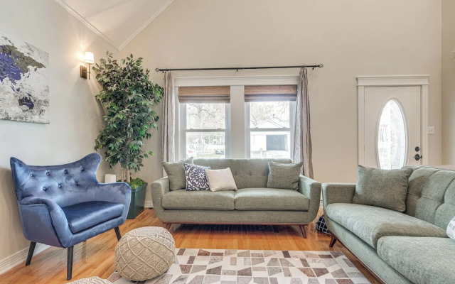 Brenham Rental w/ Deck & Yard < 1 Mi to Downtown!