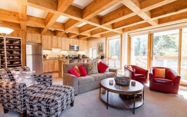 Treetops Condo Short Walk to Base of Eagle Bahn Gondola by RedAwning