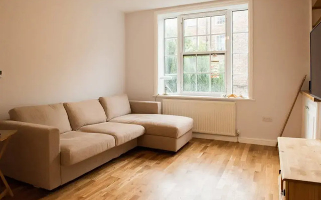 Modern 2 Bedroom Flat in Prime Waterloo Location