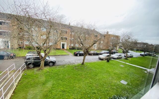 Nice 3-Bed Apartment Close to Heathrow