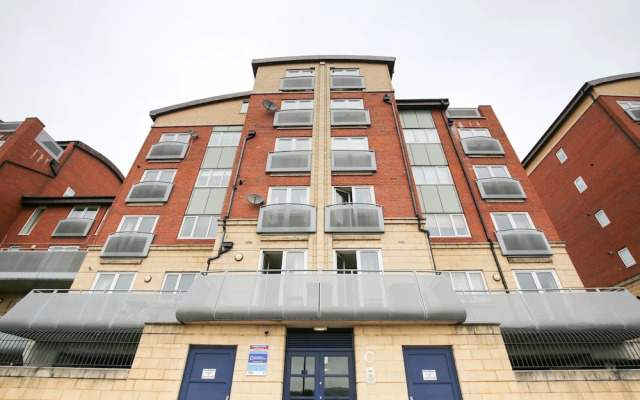 Modern 2 bedroom flat with stunning river views