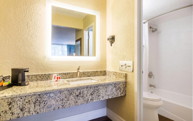Howard Johnson by Wyndham Lakeland