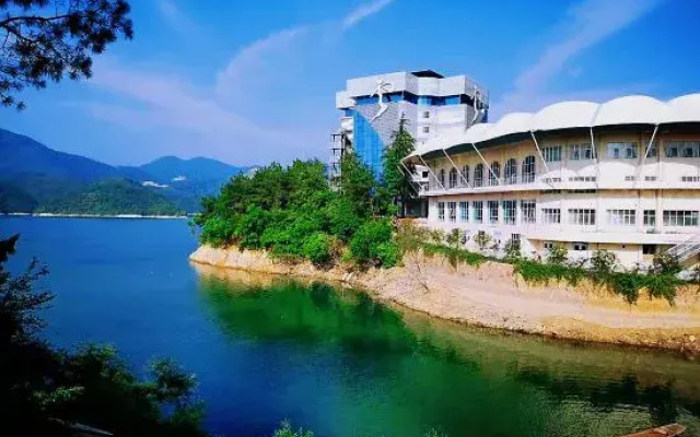Water Mirror Lakeside Art Eco-Hotel