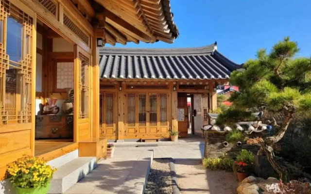Wiyeonjae Hanok Stay