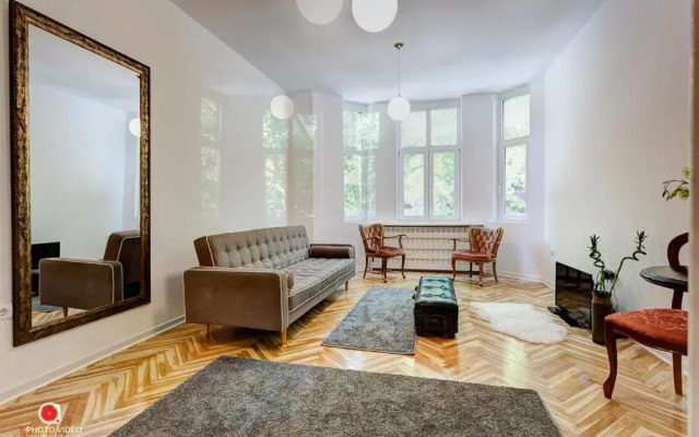 Class Vintage Apartment