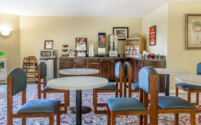 Econo Lodge Inn & Suites Groton