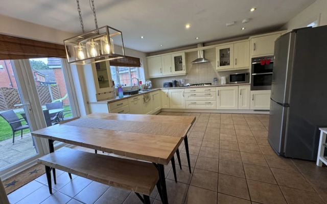 Spacious 4Bd House With Character In Coventry
