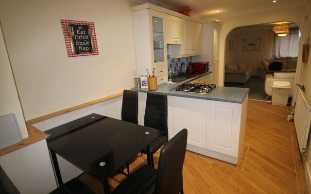 Tywn 2 Bed Apartment by Cardiff Holiday Homes