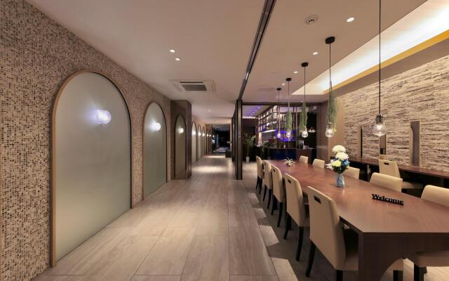 Shinsaibashi Crystal Hotel