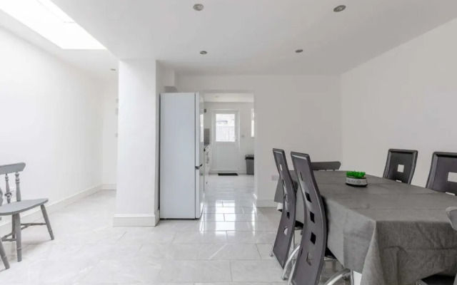 Spacious & Newly Renovated 4BD House East Ham!