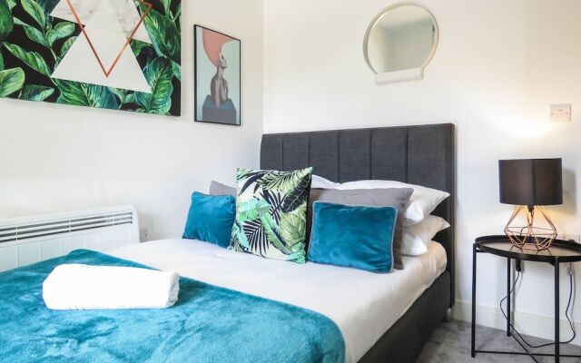 Tudors eSUites Birmingham Apartments Terrace and Private Parking