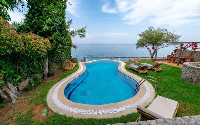 Beachfront Villa Benele