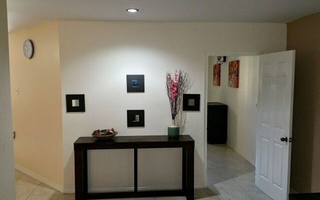 New Kingston Guest Apartment at Donhead