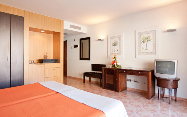 LIVVO Lago Taurito Hotel & Aquapark