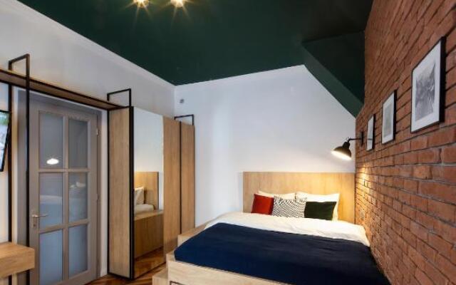 Old Town Courtyard Apartment with private parking