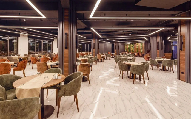 Novel Centre Point Hotel