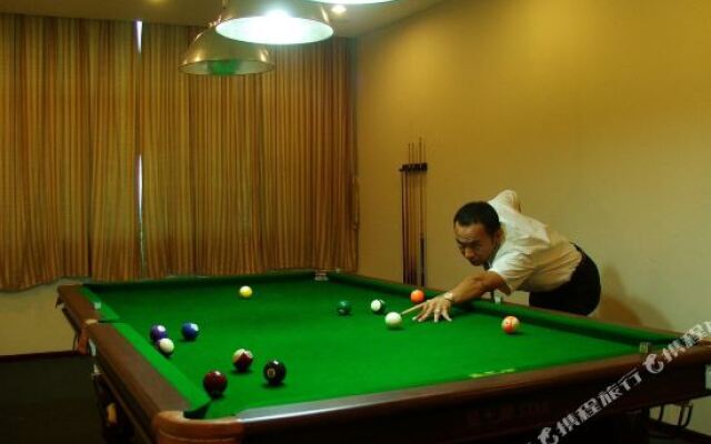 Red Crowned Crane Hotel