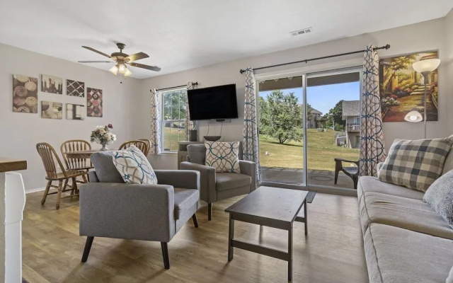 Branson Fall Creek Retreat w/ Deck Views!