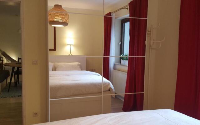 Souterrainwohnung mit großem Garten und Sauna