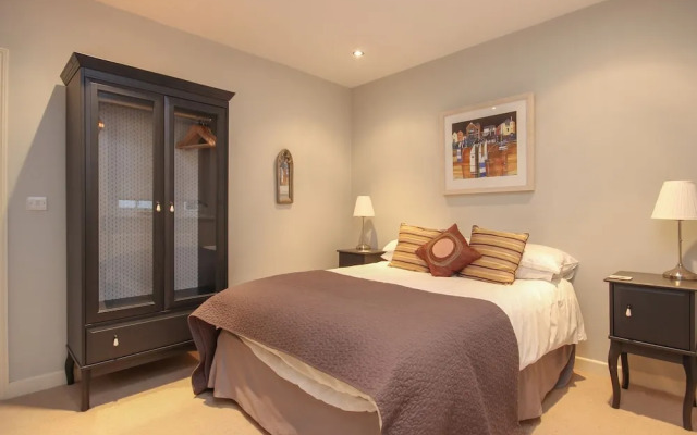 Flat 1, 32 Newcomen Road