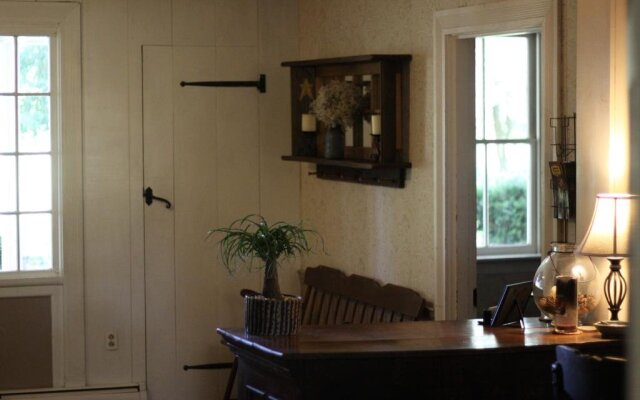 Edgewater Inn & Riverside Grill