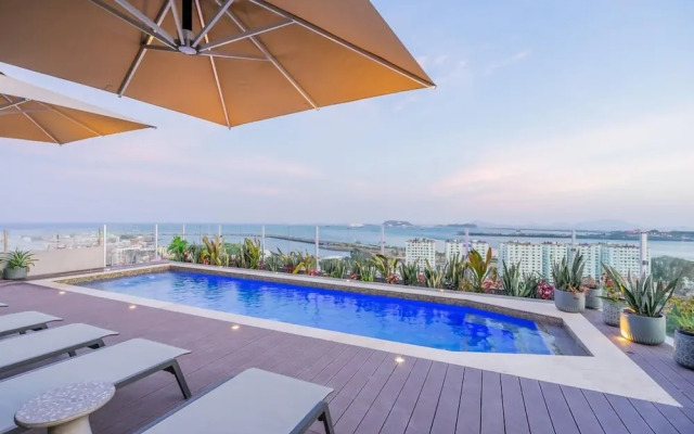 w Exceptional 1BR With Balcony in Casco View